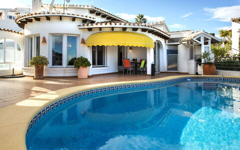 Villa Charly: Acqua, Nube, Pianta, Costruzione, Cielo, Azzurro, Piscina, Shade, Casa, Finestra