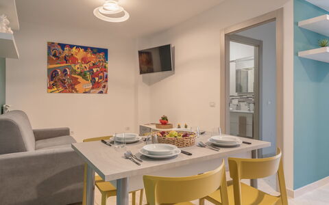 Balestrate 210: Tavolo, Mobilia, Proprietà, Legna, Sedia, Cornice, Interior Design, Pavimentazione, Soggiorno, Pavimento
