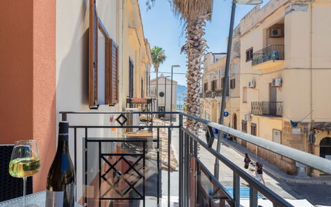 Balestrate 210: Cielo, Costruzione, Finestra, Legna, Architettura, Bicchiere Di Vino, Urban Design, Recinzione, Quartiere, Zona Residenziale