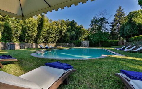Villa Vaccoli: Acqua, Pianta, Proprietà, Cielo, Piscina, Azzurro, Shade, Mobili Da Esterno, Albero, Erba