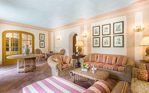 Villa Vaccoli: Tavolo, Cornice, Mobilia, Proprietà, Divano, Costruzione, Legna, Interior Design, Decorazione, Soggiorno
