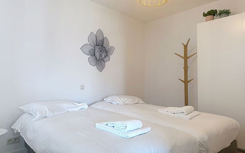 Miramar with Terrace: Parete, Interior Design, Pavimento, Letto, Legna, Camera Da Letto, Pavimentazione, Bedding, Lenzuolo, Soffitto