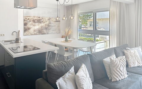 Miramar with Terrace: Mobilia, Interior Design, Pavimentazione, Parete, Pavimento, Soffitto, Sedia, Tavolo, Lampada, Legna