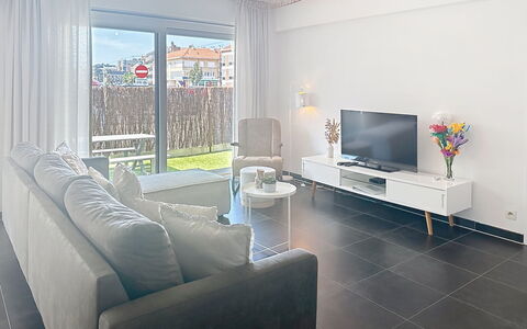 Miramar with Terrace: Mobilia, Interior Design, Pavimentazione, Soffitto, Pavimento, Divano, Appartamento, Soggiorno, Casa, Illuminazione