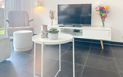 Miramar with Terrace: Mobilia, Interior Design, Tavolo, Pavimentazione, Pavimento, Illuminazione, Camera, Casa, Soggiorno, Sedia
