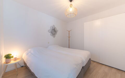 Miramar with Terrace: Comfort, Illuminazione, Legna, Shade, Costruzione, Interior Design, Casa, Lampada, Letto, Telaio Del Letto