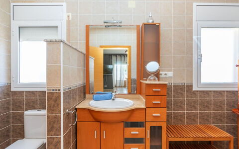 Villa Cantos: Lavandino Del Bagno, Lavello, Idraulico Fixture, Cabinetry, Parete, Pavimentazione, Interior Design, Mobiletto Del Bagno, Bagno, Pavimento