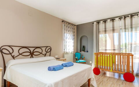 Villa Cantos: Interior Design, Mobilia, Pavimentazione, Pavimento, Camera Da Letto, Legna, Letto, Soffitto, Camera, Illuminazione