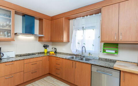 Villa Cantos: Cucina, Controsoffitto, Cabinetry, Elettrodomestico Da Cucina, Pavimentazione, Apparecchio Major, Mobilia, Interior Design, Legna, Pavimento