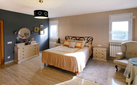 Villa Cantos: Mobilia, Proprietà, Cabinetry, Finestra, Tavolo, Costruzione, Comfort, Cassetto, Legna, Cassettiera