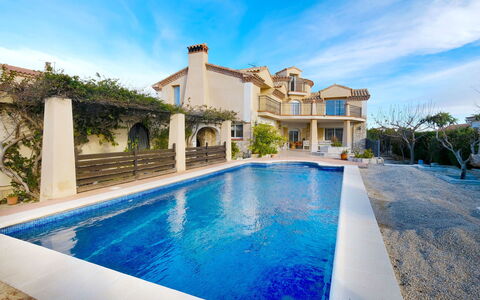 Villa Cantos: Acqua, Nube, Cielo, Pianta, Proprietà, Costruzione, Piscina, Blu, Natura, Azzurro