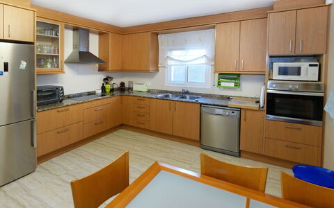 Villa Cantos: Cabinetry, Controsoffitto, Proprietà, Lavello, Cassetto, Elettrodomestico Da Cucina, Cucina, Elettrodomestico, Cucina Stufa, Interior Design