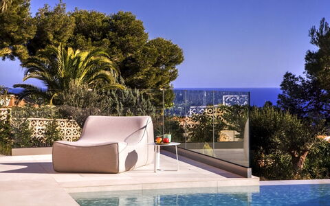 Villa Halcon al Mar: Acqua, Pianta, Cielo, Blu, Costruzione, Azzurro, Albero, Piscina, Shade, Mobili Da Esterno