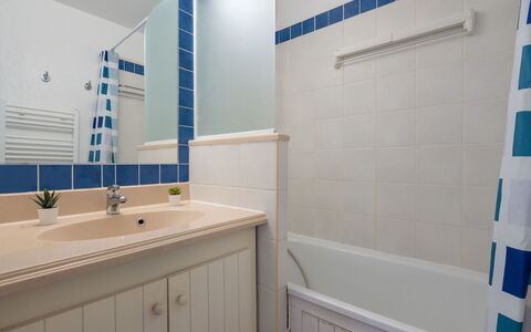 Lacanau 310: Specchio, Proprietà, Rubinetto, Idraulico Fixture, Lavello, Blu, Costruzione, Bagno, Azzurro, Mobiletto Del Bagno