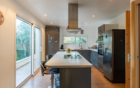 Villa Boccajo: Costruzione, Cabinetry, Controsoffitto, Mobilia, Legna, Casa, Tavolo, Interior Design, Sala, Cucina