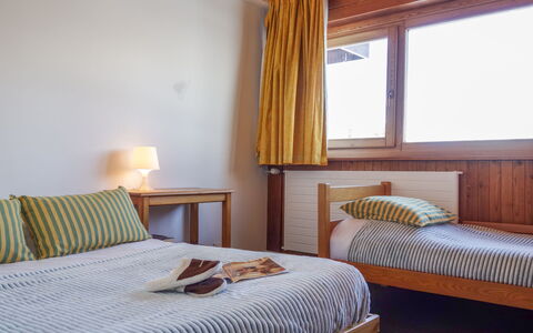 Tignes 220: Mobilia, Proprietà, Comfort, Finestra, Costruzione, Azzurro, Telaio Del Letto, Shade, Legna, Tessile