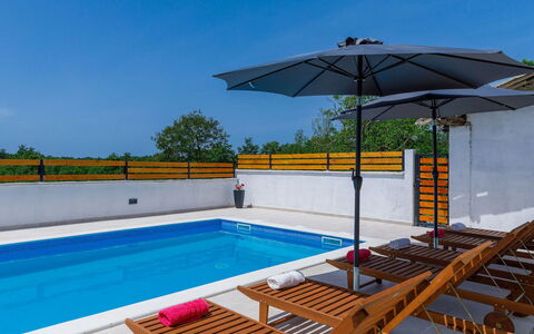 Villa Mate i Kate: Acqua, Costruzione, Cielo, Piscina, Shade, Ombrello, Sedia, Mobili Da Esterno, Albero, Lettino