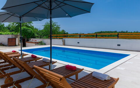 Villa Mate i Kate: Acqua, Costruzione, Proprietà, Cielo, Piscina, Mobilia, Pianta, Azzurro, Ombrello, Shade