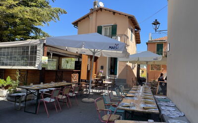 Valloria 609: Cielo, Tavolo, Proprietà, Mobilia, Pianta, Finestra, Costruzione, Shade, Sedia, Tavolo Esterno