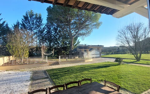 Quercitella: Cielo, Pianta, Giorno, Proprietà, Botanica, Panchina, Shade, Natura, Albero, Architettura