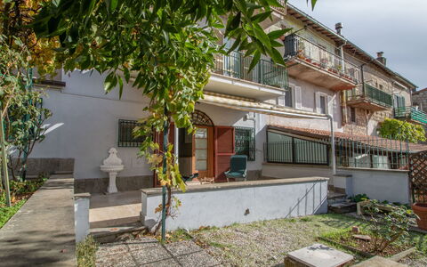 Kiwi e L'Uva - Tuscia: Pianta, Costruzione, Proprietà, Finestra, Architettura, Lotto, Albero, Casa, Vegetazione, Urban Design