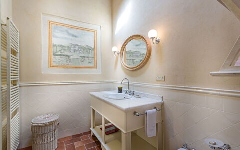 Villa Vorno: Specchio, Rubinetto, Lavello, Idraulico Fixture, Proprietà, Lavandino Del Bagno, Costruzione, Bagno, Legna, Mobiletto Del Bagno