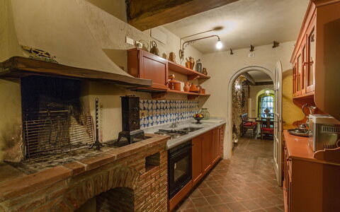 Villa Vorno: Controsoffitto, Cabinetry, Proprietà, Cucina, Elettrodomestico Da Cucina, Costruzione, Legna, Elettrodomestico, Cucina Stufa, Interior Design