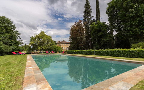 Villa Vorno: Acqua, Nube, Cielo, Pianta, Albero, Piscina, Corpo D'Acqua, Tempo Libero, Paesaggio Naturale, Paesaggio