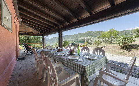 Villa Rosata: Tavolo, Mobilia, Pianta, Proprietà, Sedia, Cielo, Legna, Tavola, Albero, Interior Design