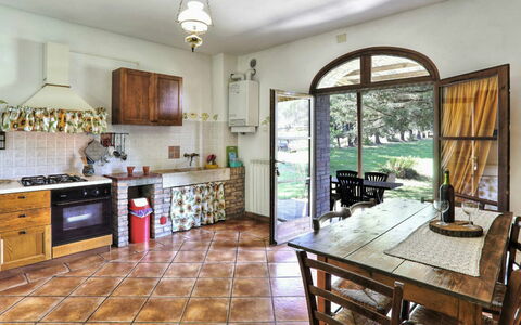 Villa Le Selvole: Cabinetry, Mobilia, Proprietà, Controsoffitto, Tavolo, Finestra, Cucina, Sedia, Legna, Interior Design