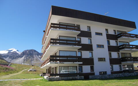 Tignes 240: Cielo, Costruzione, Proprietà, Finestra, Pianta, Montagna, Architettura, Erba, Urban Design, Condominio