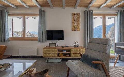 Phipalo: Mobilia, Finestra, Tavolo, Costruzione, Legna, Interior Design, Shade, Pavimentazione, Pavimento, Soggiorno