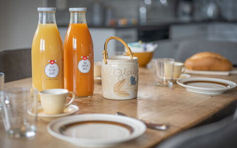 Phipalo: Tavola, Tavolo, Cibo, Bicchieri, Dishware, Bottiglia, Piatto, Ingrediente, Serveware