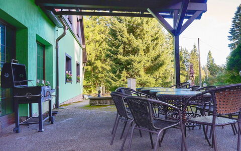 Jelení Kout: Tavolo, Shade, Finestra, Pianta, Albero, Interior Design, Mobili Da Esterno, Costruzione, Tavolo Esterno, Tempo Libero