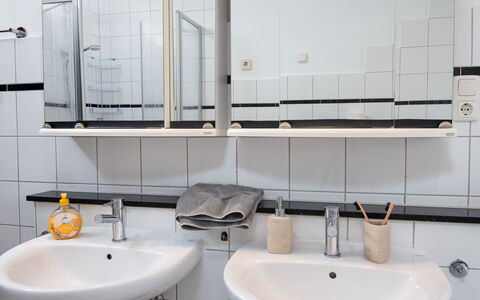 Norddeich 183: Lavandino Del Bagno, Idraulico Fixture, Lavello, Bagno, Interior Design, Pavimentazione, Rubinetto, Idraulico, Pavimento, Specchio