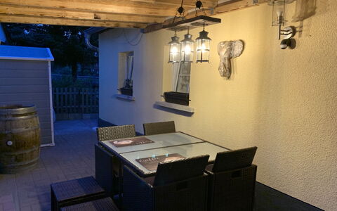Sissi: Proprietà, Mobilia, Cabinetry, Luce, Costruzione, Tavolo, Legna, Interior Design, Cassetto, Pavimento