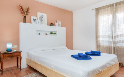 El Suro: Mobilia, Letto, Interior Design, Camera Da Letto, Bedding, Lenzuolo, Parete, Pavimento, Pavimentazione, Legna