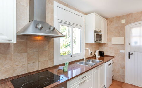 El Suro: Cucina, Controsoffitto, Cabinetry, Elettrodomestico Da Cucina, Apparecchio Major, Pavimentazione, Mobilia, Legna, Interior Design, Casa
