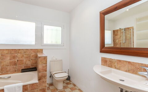 El Suro: Pavimentazione, Idraulico Fixture, Parete, Pavimento, Bagno, Interior Design, Gabinetto, Lavandino Del Bagno, Soffitto, Toilet Seat