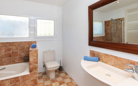 El Suro: Specchio, Rubinetto, Idraulico Fixture, Proprietà, Lavello, Lavandino Del Bagno, Bagno, Blu, Legna, Rettangolo