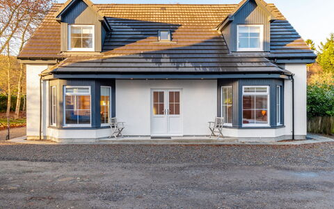 Loch Ness House: Cielo, Proprietà, Finestra, Pianta, Costruzione, Casa, Legna, Albero, Villetta