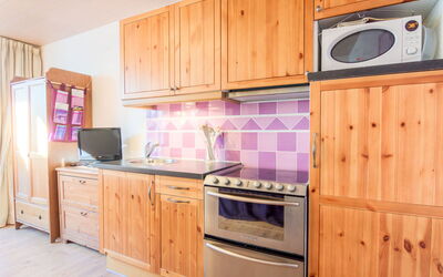 Le Sefcotel (Val Claret) 300.21: Cabinetry, Controsoffitto, Mobilia, Elettrodomestico Da Cucina, Cucina, Viola, Cassetto, Elettrodomestico, Cucina Stufa, Legna