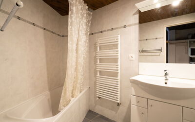 Le Sefcotel (Val Claret) 300.2: Idraulico Fixture, Mobiletto Del Bagno, Specchio, Lavello, Soffione Doccia, Doccia, Rubinetto, Bagno, Vasca Da Bagno