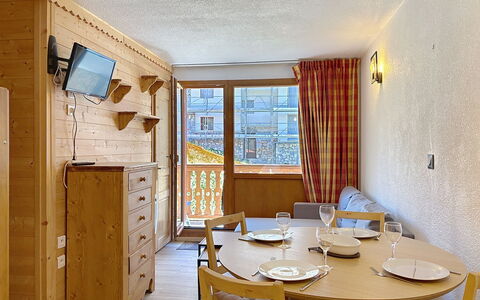Tignes 310: Legna, Appartamento, Soffitto, Camera, Color Legno, Cabinetry, Latifoglie, Cassetto, Compensato, Legname