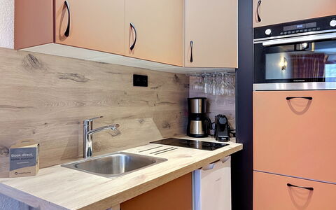 Tignes 310: Elettrodomestico Da Cucina, Cucina, Controsoffitto, Cabinetry, Apparecchio Major, Lavandino Della Cucina, Elettrodomestico, Mobilia, Legna, Interior Design
