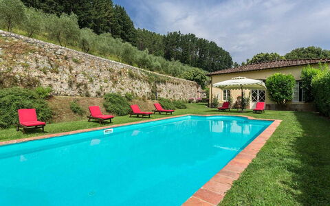 Villa Cantignano: Acqua, Pianta, Nube, Cielo, Piscina, Verde, Albero, Rettangolo, Sedia, Paesaggio Naturale