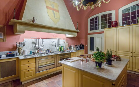 Villa Cantignano: Controsoffitto, Cabinetry, Proprietà, Mobilia, Cucina, Lavello, Cassetto, Costruzione, Legna, Interior Design