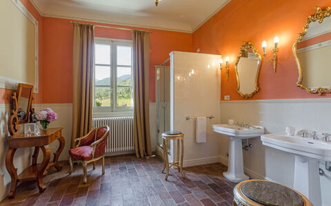 Villa Cantignano: Proprietà, Mobilia, Specchio, Lavello, Idraulico Fixture, Illuminazione, Bagno, Legna, Sedia, Interior Design