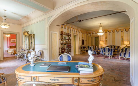 Villa Cantignano: Tavolo, Mobilia, Proprietà, Cornice, Azzurro, Sedia, Costruzione, Legna, Soggiorno, Cassetto