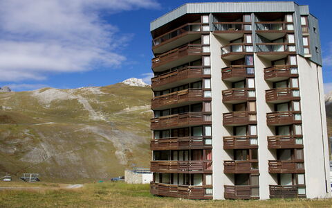 Tignes 315: Cielo, Nube, Costruzione, Finestra, Torre, Urban Design, Erba, Palazzone, Condominio, Casa